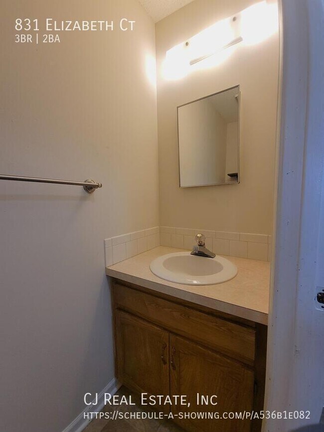 Foto del edificio - 831 Elizabeth Ct