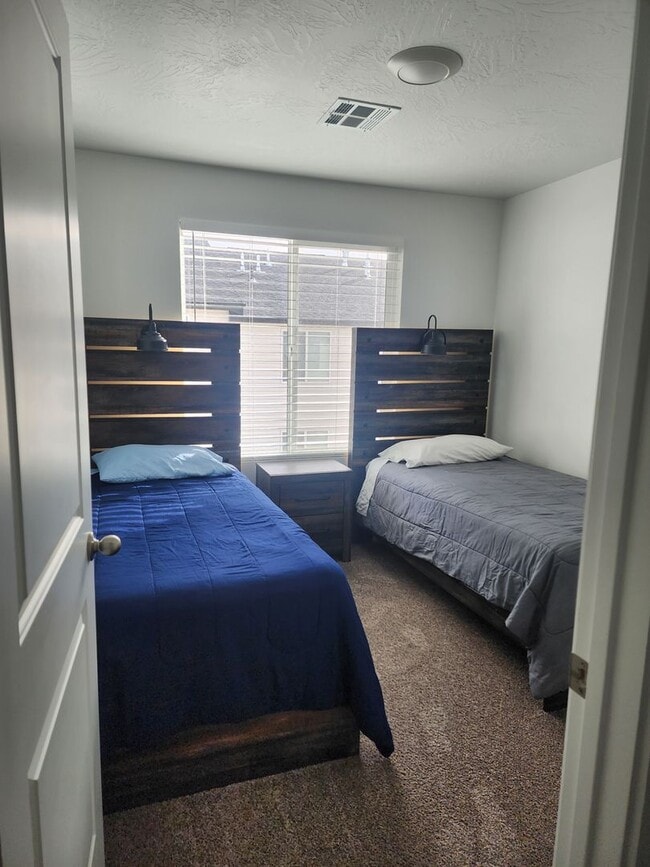 Foto del edificio - Northfield Townhome for Rent $1880 mo.