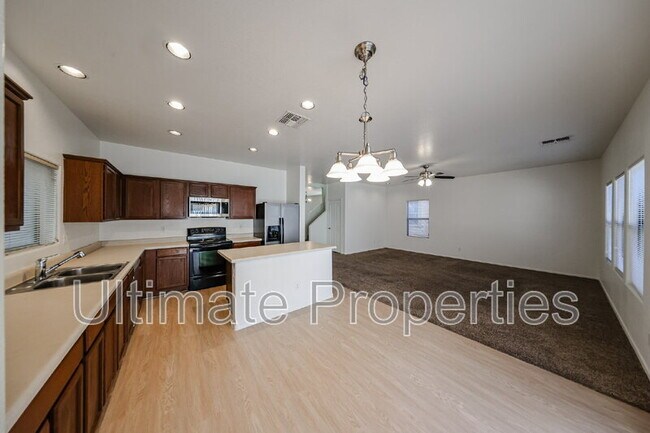 Foto del edificio - 18528 W Douglas Way