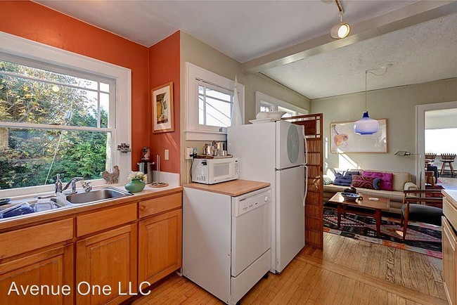Foto del edificio - 2424 Hobart Ave SW