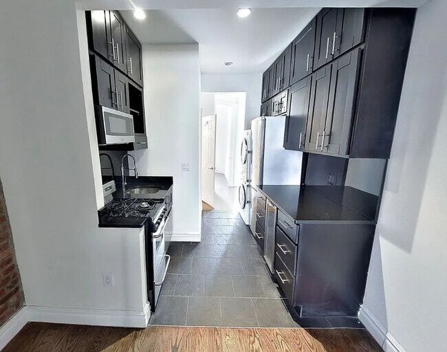 Foto del edificio - 420 W 51st ST