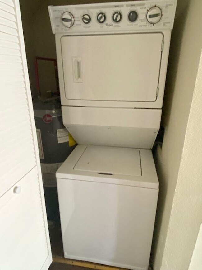 Building Photo - 2 BEDROOM CONDO BY UNT