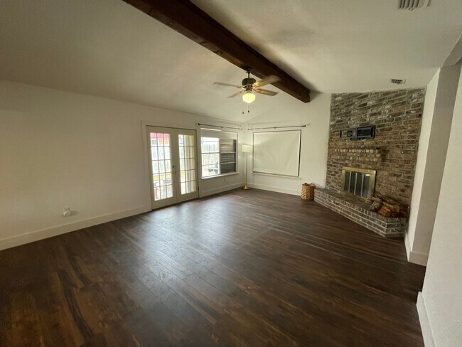 Building Photo - A Perfect Family Retreat!  3-Bedroom, 2-Ba...