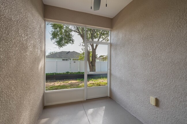 Building Photo - 1083 Oak Hammock