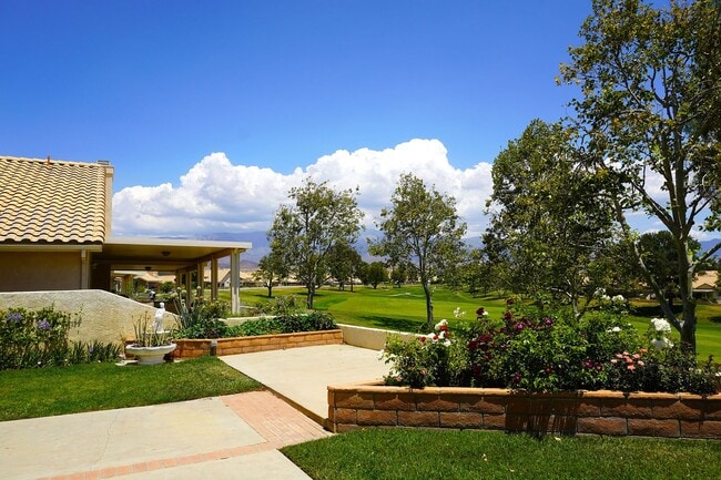 Foto del edificio - 1366 Fairway Oaks Ave