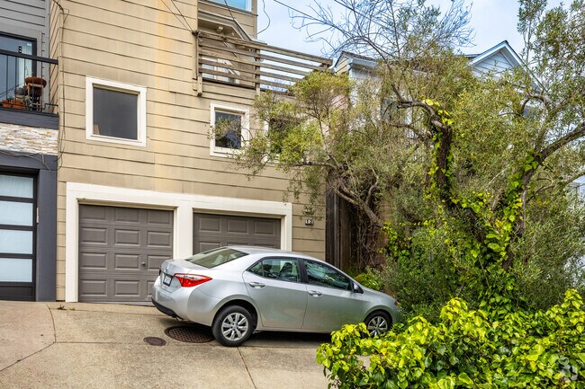 Entrance - 10-12 Saturn St