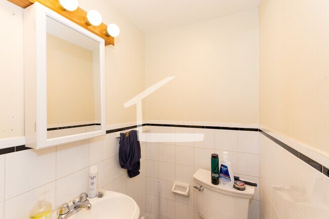 Building Photo - No Brokers Fee. Desirable Brookline Locati...