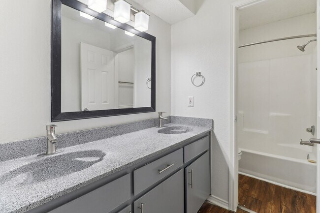 Foto del edificio - Hampton Townhomes