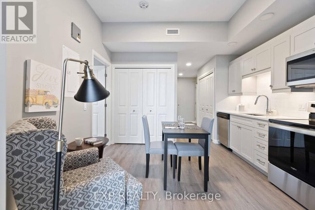 Photo du bâtiment - 208 Pine Hill Rd