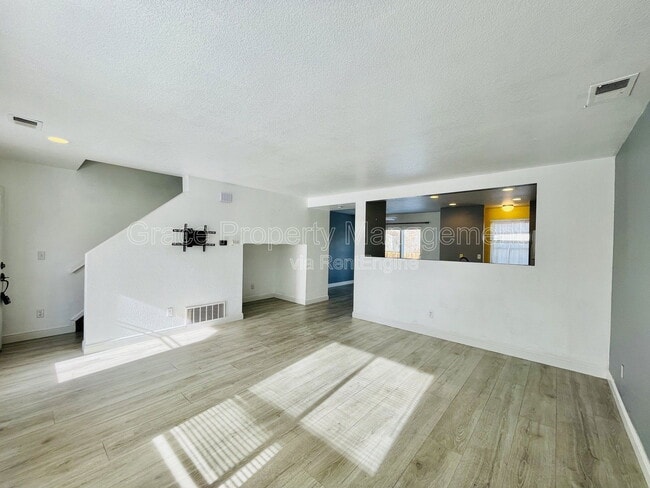 Foto del edificio - 1217 Bluejay Ave