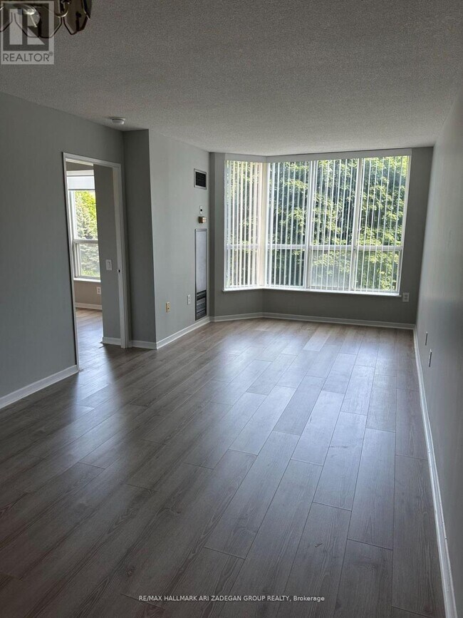 Photo du bâtiment - 21 Overlea Blvd