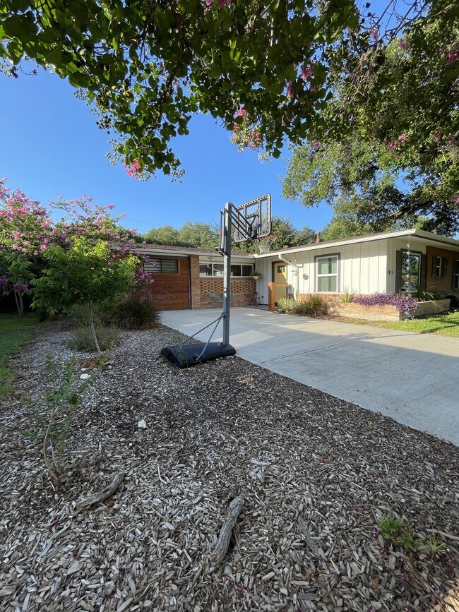 Foto del edificio - 403 Marquis Ln