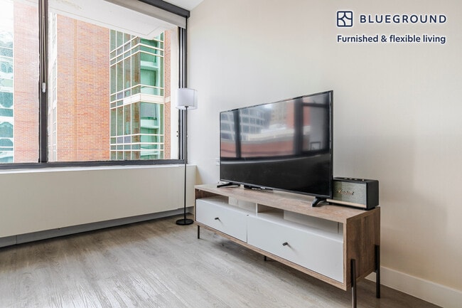 Building Photo - 21 E Chestnut St