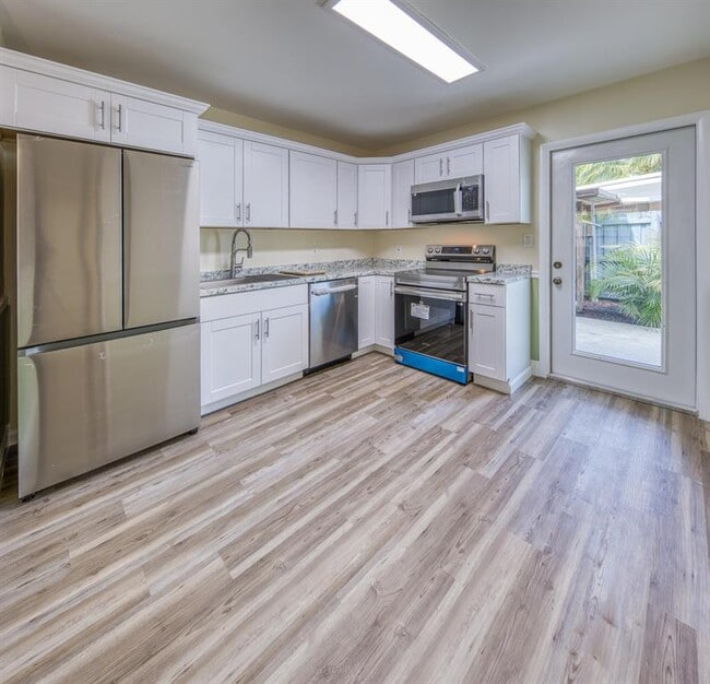 Building Photo - 241 NE 40th Ct