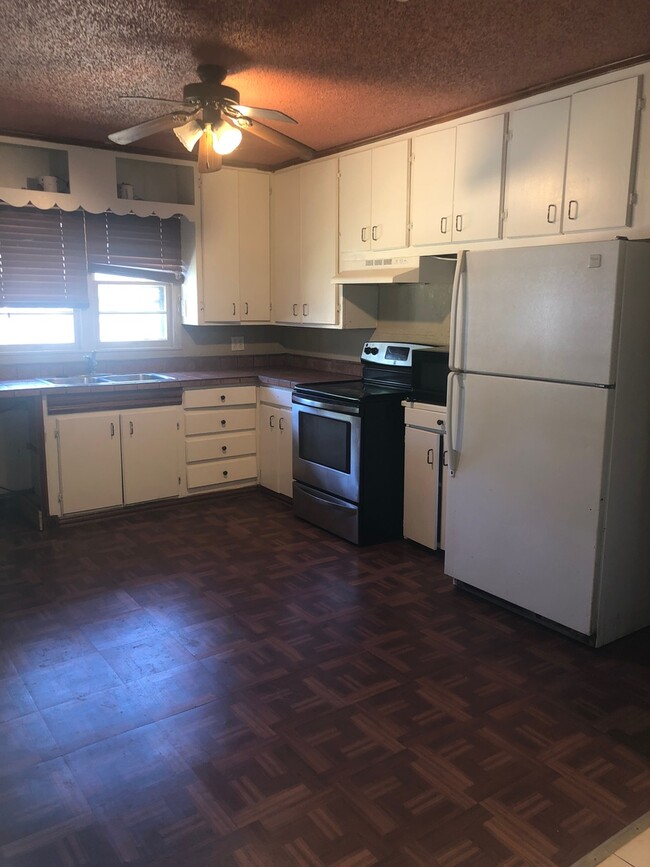 Building Photo - THS distrist !!! 3 bedroom 1 bath 1 car ga...
