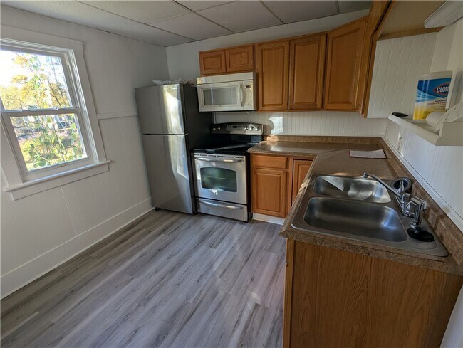 Building Photo - 250 North Ave