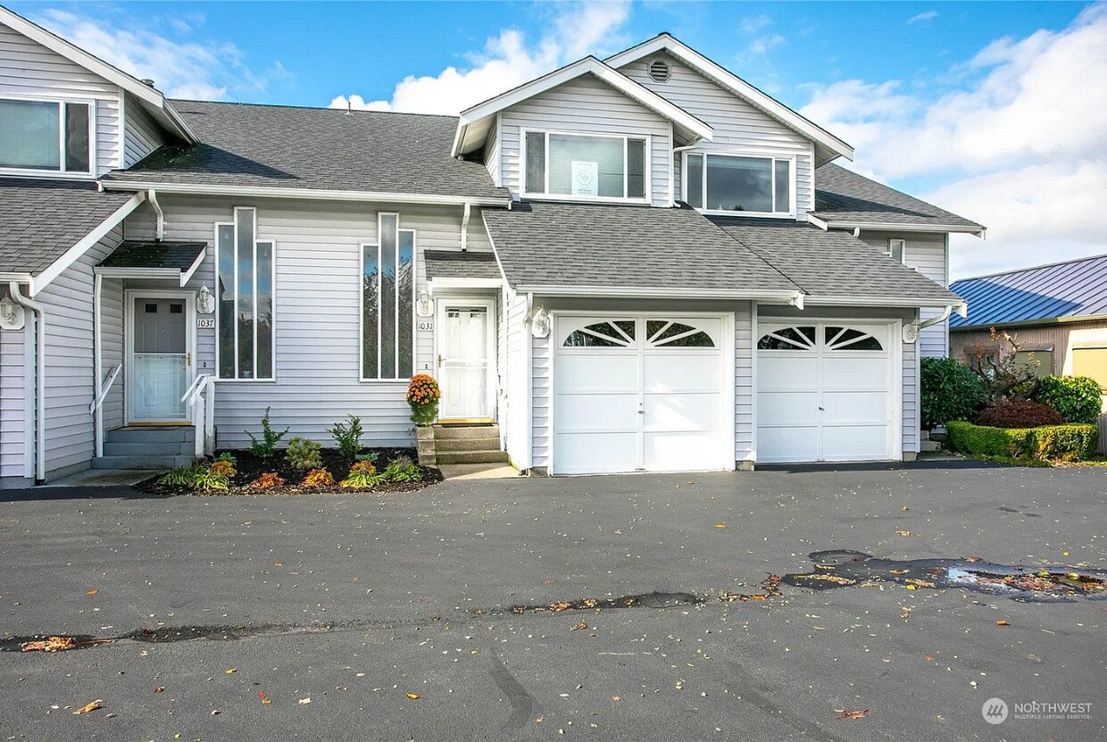 Primary Photo - Discover Waterfront Bliss: Spacious 3-Bed ...