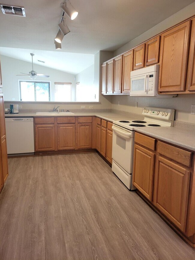 Building Photo - Three bedroom plus sitting area in master ...
