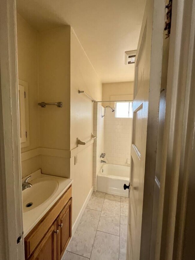 Building Photo - 1051 Chanticleer Ave