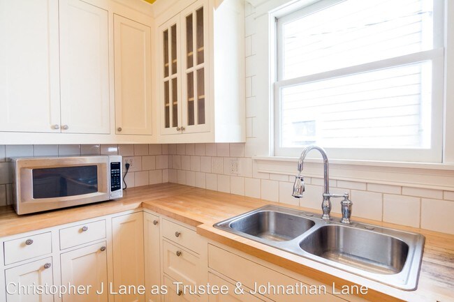 Building Photo - 1 br, 1 bath Apartment - 25 SW Hooker Street