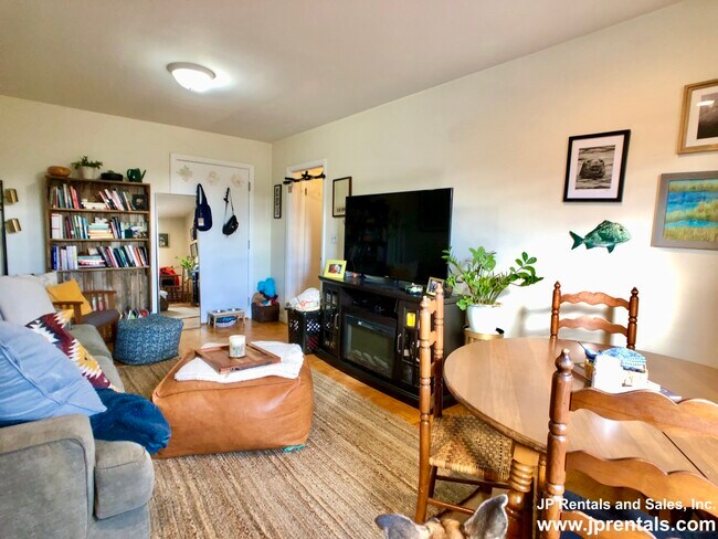 Foto del edificio - 594 Centre St