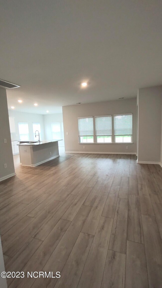 Foto del edificio - 9090 Shoreline Dr W