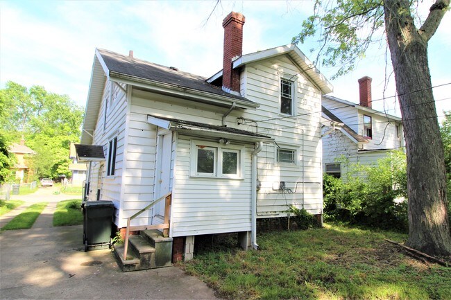 Building Photo - 1005 Lawndale Ave