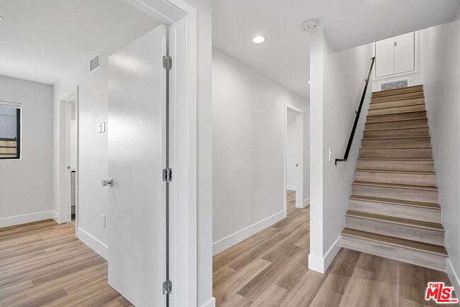 Foto del edificio - 14802 Vanowen St