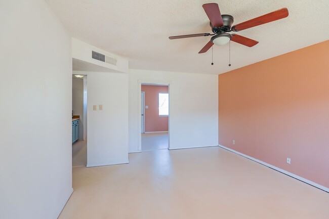 Building Photo - Recently updated 3 bedroom, 2 bathroom hom...