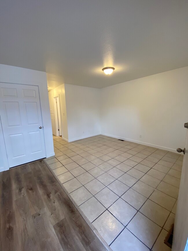 Building Photo - 702 W Le Bon Cir