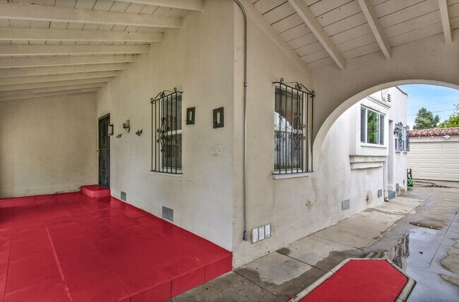 Foto del edificio - 4126 S Bronson Ave
