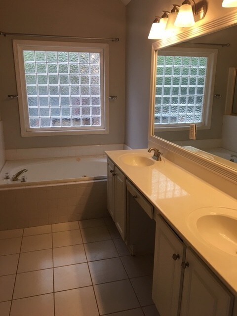 Building Photo - In Ground Pool and large Master Bedroom