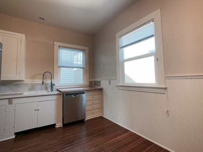 Kitchen - 333 NW 17th Ave