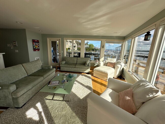 Building Photo - Leschi Waterfront Condo ~ The Pier