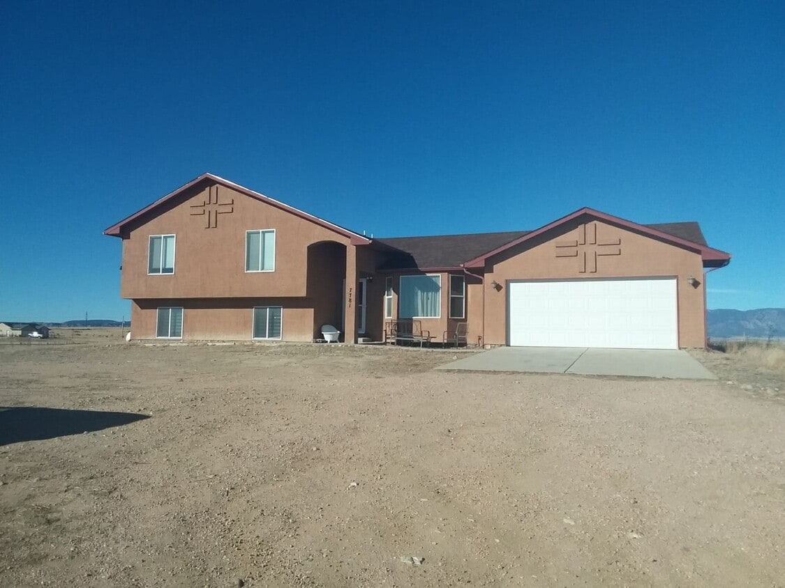 Primary Photo - Beautiful 4-bedroom 3-bathroom Home on 5 A...