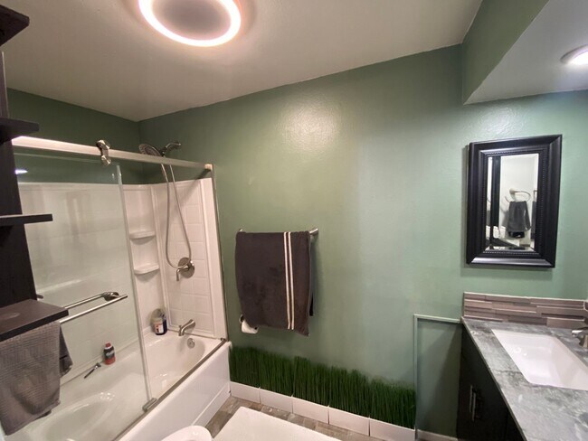 Foto del edificio - 2 Bedroom + 2 Bath Condo W/ Balcony!
