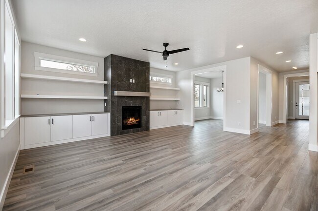 Foto del edificio - Luxury 5 Bed, 3 Bath home with over 3,000 sq. ft.