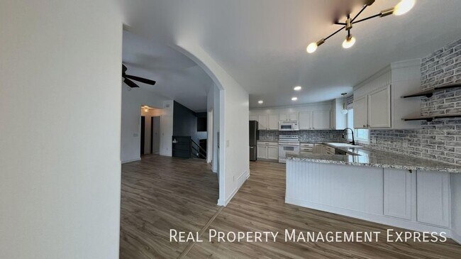 Building Photo - Spacious 4BR, 2BA Gem with Fireplace and O...