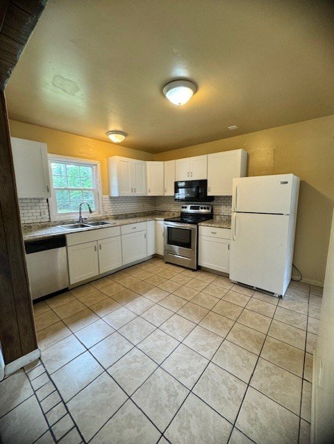 Building Photo - Spacious 4 Bedroom, 2.5 Bath Home - 807 Oa...