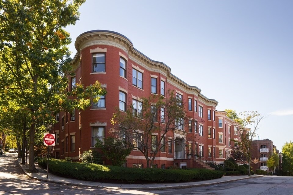 Foto del edificio - 210 Winthrop Rd