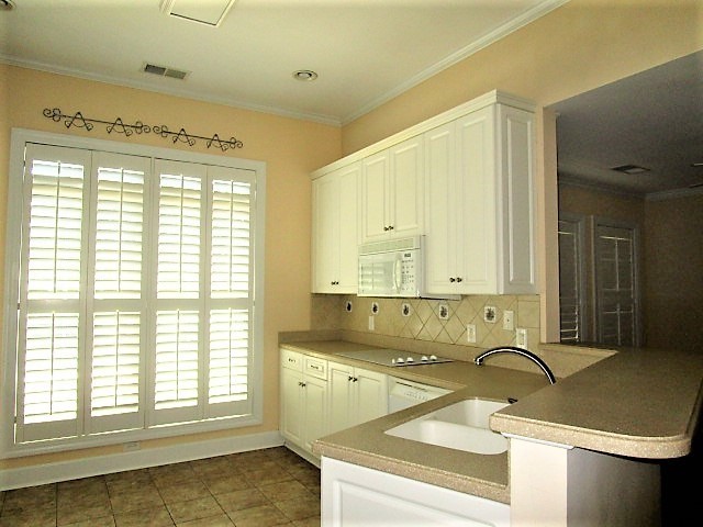 Building Photo - 420 Fairway Ln