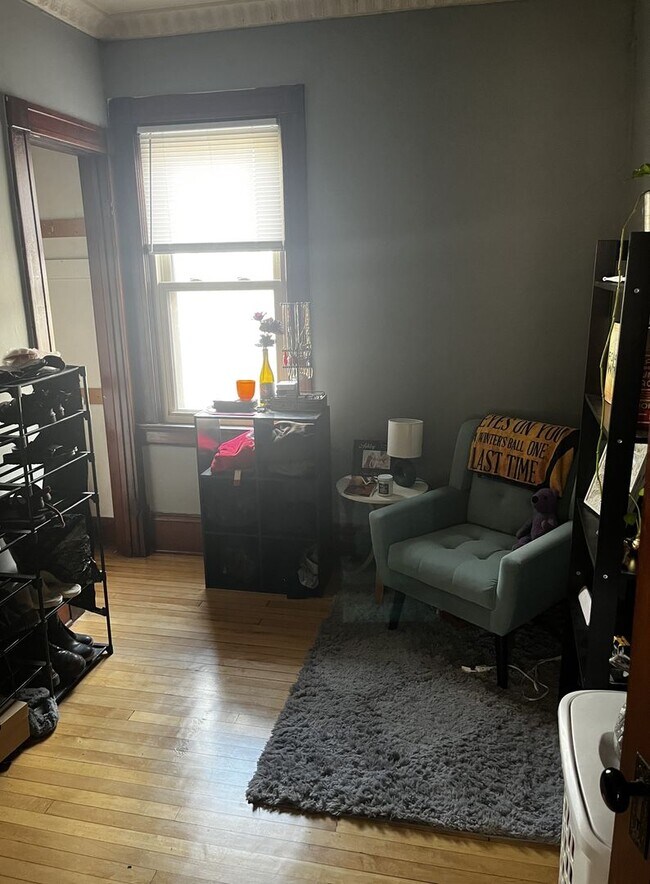 Foto del edificio - 1579 N Warren Ave