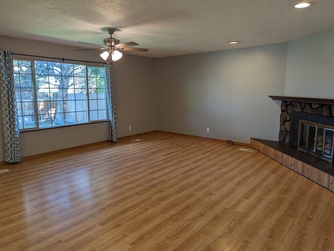 Building Photo - 3 Bedroom on the north side of Twin Falls