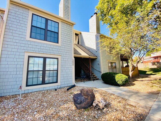 Foto del edificio - {12030 - F}  Updated Condo in Fantastic Location + Top Floor + Covered Parking Included + Private...