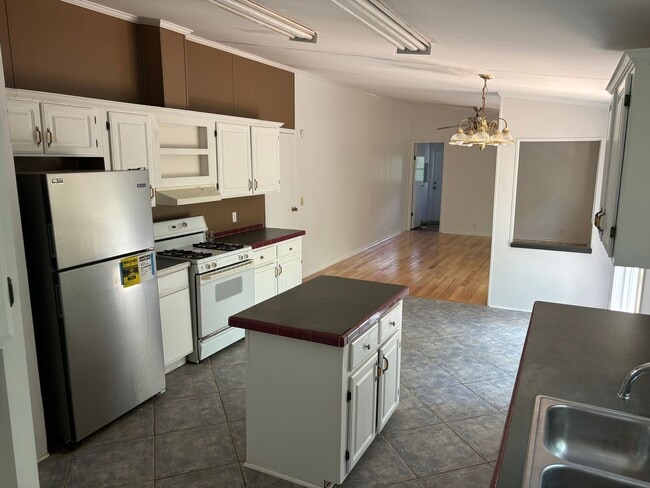 Building Photo - Doublewide mobile home on 3 acres