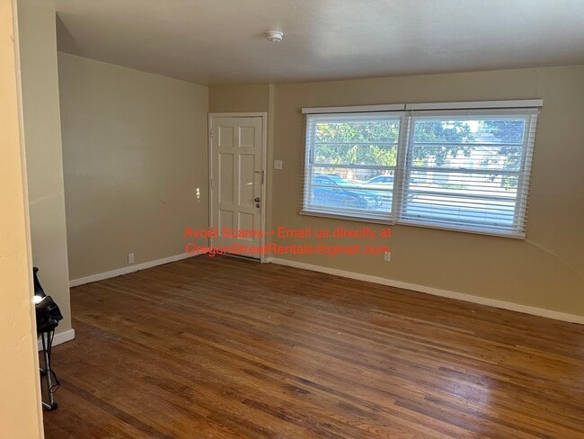 Front door / Living room - 28 Oregon St