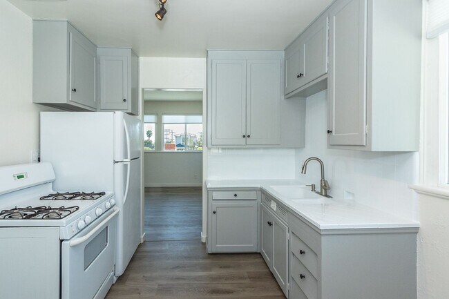 Foto del edificio - Refreshed 1 bed / 1bath Second Floor Unit in the Heart of Pacific Beach!