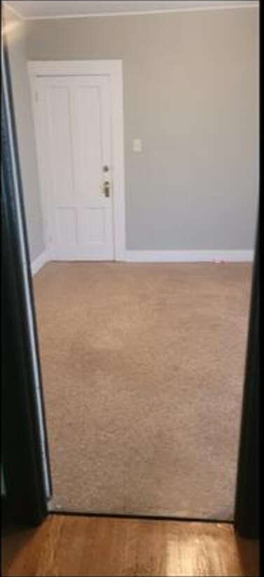 Dormitorio privado (aprox. 3,35 m x 3,35 m). Se está instalando suelo nuevo. - 41 Russell St