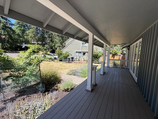 Foto del edificio - Spacious 4BR/3BA Home with Deck, Fenced Yard & Garage