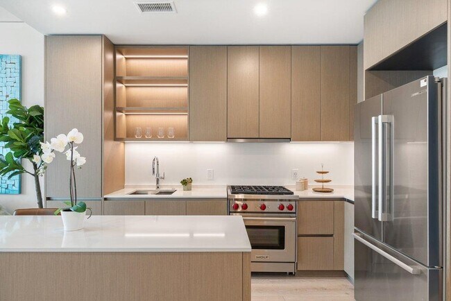 Building Photo - 610 Davis St